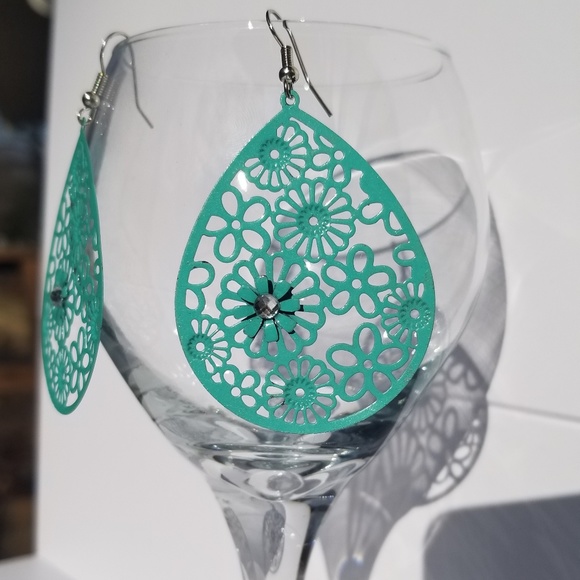 🆕️ 3/$18 Boho Chic Flower Dangle Fashion Earring - Picture 5 of 8